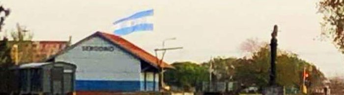 Mástil en el predio del ferrocarril.